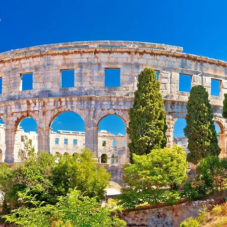 Flora By Guide Appartement Pula